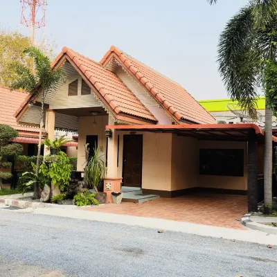 Bussaba Resort Home マハスラシンハナート キャンプ周辺のホテル