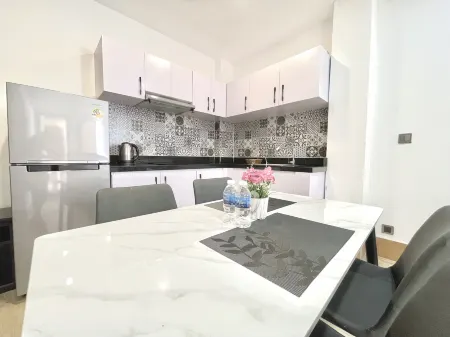 SKY Residence - Rooms & Apartments - 50m to Royal Palace Отели рядом с достопримечательностью «Уот Ауналом Монастери»