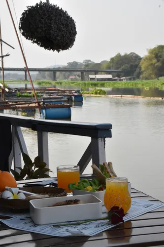 รูปภาพของเรือนแพสุขใจ