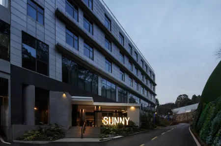 SUNNY Hotel Отели рядом с достопримечательностью «Xie Zilong Photography Museum»