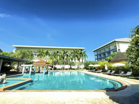 Blue Beach Grand Resort and Spa Отели рядом с достопримечательностью «Остров Ко Лон»