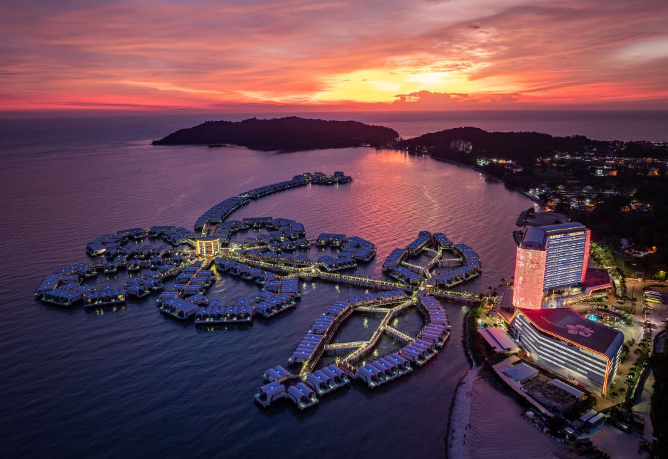 [렉시스 히비스커스 객실 내부의 프라이빗 풀 모습]