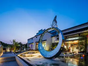 Floral Lux Hotel· Niushou Yinlan Homestay (Nanjing Niushoushan West Gate Jinling Xiaocheng Branch)