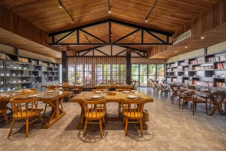 Taoshe Resort Hotel (People's Square Taoyangli Scenic Area Branch) Отели рядом с достопримечательностью «Moon Lake Scenic Area»