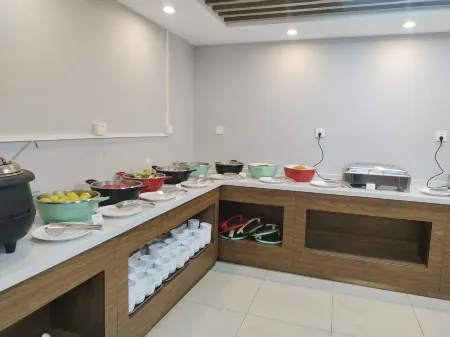 ROYARD Hotel (Beijing New International Exhibition capital airport store) Отели рядом с достопримечательностью «Song Gallery»