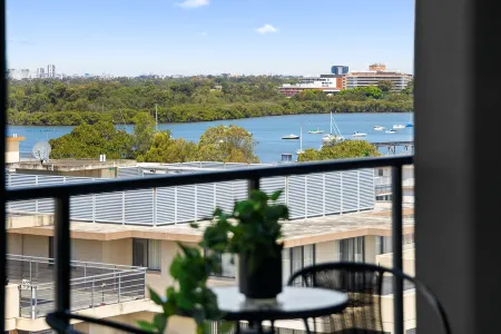 Ryde Serenity – Sleek Apartment by the River Отели в г. Ryde