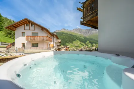 Hotiday Bormio Valdidentro Отели в г. Вальдидентро