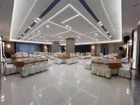Yining Yili Huacheng Grand Hotel (People's Square)