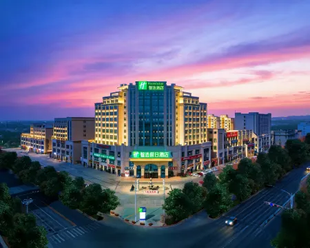 トルファン市ホリデイ イン エクスプレスホテル（美景天城飲食街） トルファン市のホテル