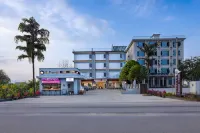 Yangshuo Yuni Zhenxi · Light Luxury Hotel (Yulong River Scenic Area Jinlong Parade) - 2 Yıldız