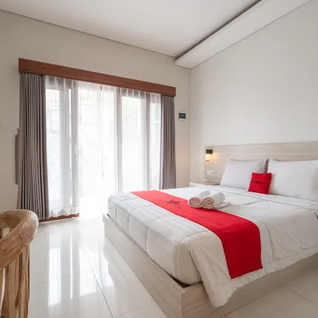 RedDoorz Plus @ Yasa’s Living Denpasar Отели рядом с достопримечательностью «Пляж Пенджембак»