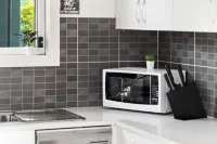 Private Rooms – Easy Access to Shops & Transport