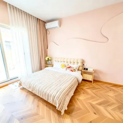 Jifeng Light Luxury Hotel (Jingdezhen People's Square Yuyaochang Branch)