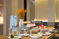 QIANNA HOTEL GLORIOUS (Xinyang Railway Station Shihe District)