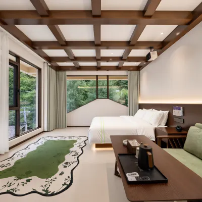 Qingluan Homestay (Huanglong Scenic Area) Hotels near Brilliant Flying Waterfall