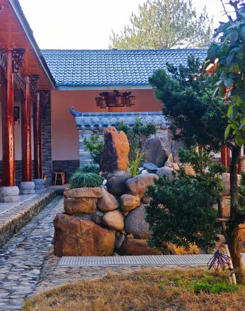 SANBAISHAN XIUHETANG HOMESTAY Отели рядом с достопримечательностью «Dongshengwei»