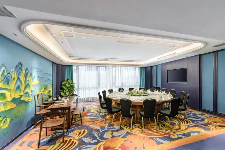 Olympics Sports Center of Plum Garden Hotel Отели рядом с достопримечательностью «Wulongjiang Wetland Park»