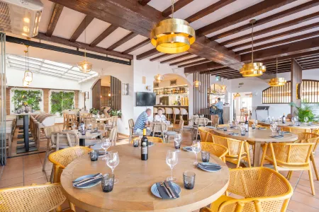 Hostal Marissal by Dorobe