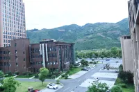 Shengshuiwan Hotel (Chongqing Fengjie High-speed Railway Station)