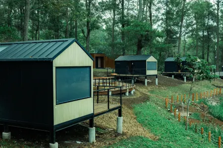 Bobocabin Coban Rondo Malang Отели рядом с достопримечательностью «Coban Rondo Waterfall»