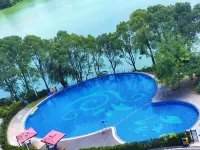 Island International Hotel - С бассейном