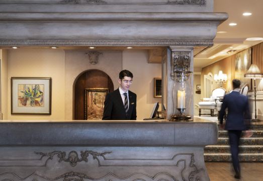 웨지우드 호텔의 고풍스러운 로비