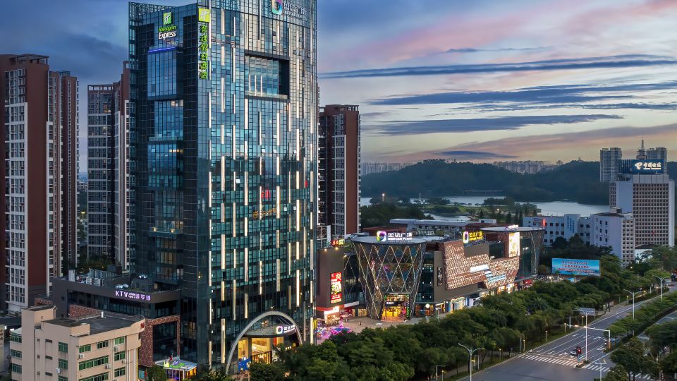 Holiday Inn Express Yangjiang City (Yuanyang Lake, Yangjiang Government)
