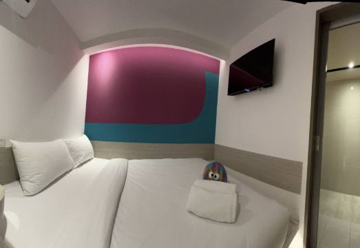 나이트 바자르 근처의 활기찬 거리