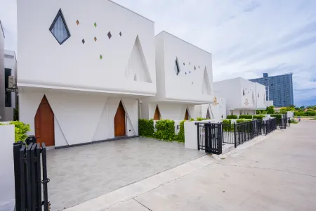 Moon 5-Bedroom Luxury Pool Villa Отели рядом с достопримечательностью «Devara Pool Villa»