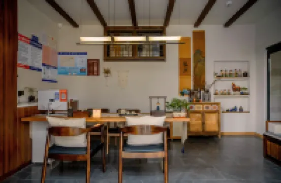 Chuyun Homestay (Luoyi Ancient City Cross Street Branch)