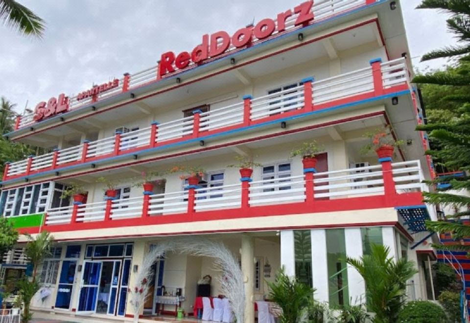 RedDoorz at S & L Apartelle Daraga Albay의 깨끗하고 넓은 객실 내부입니다.