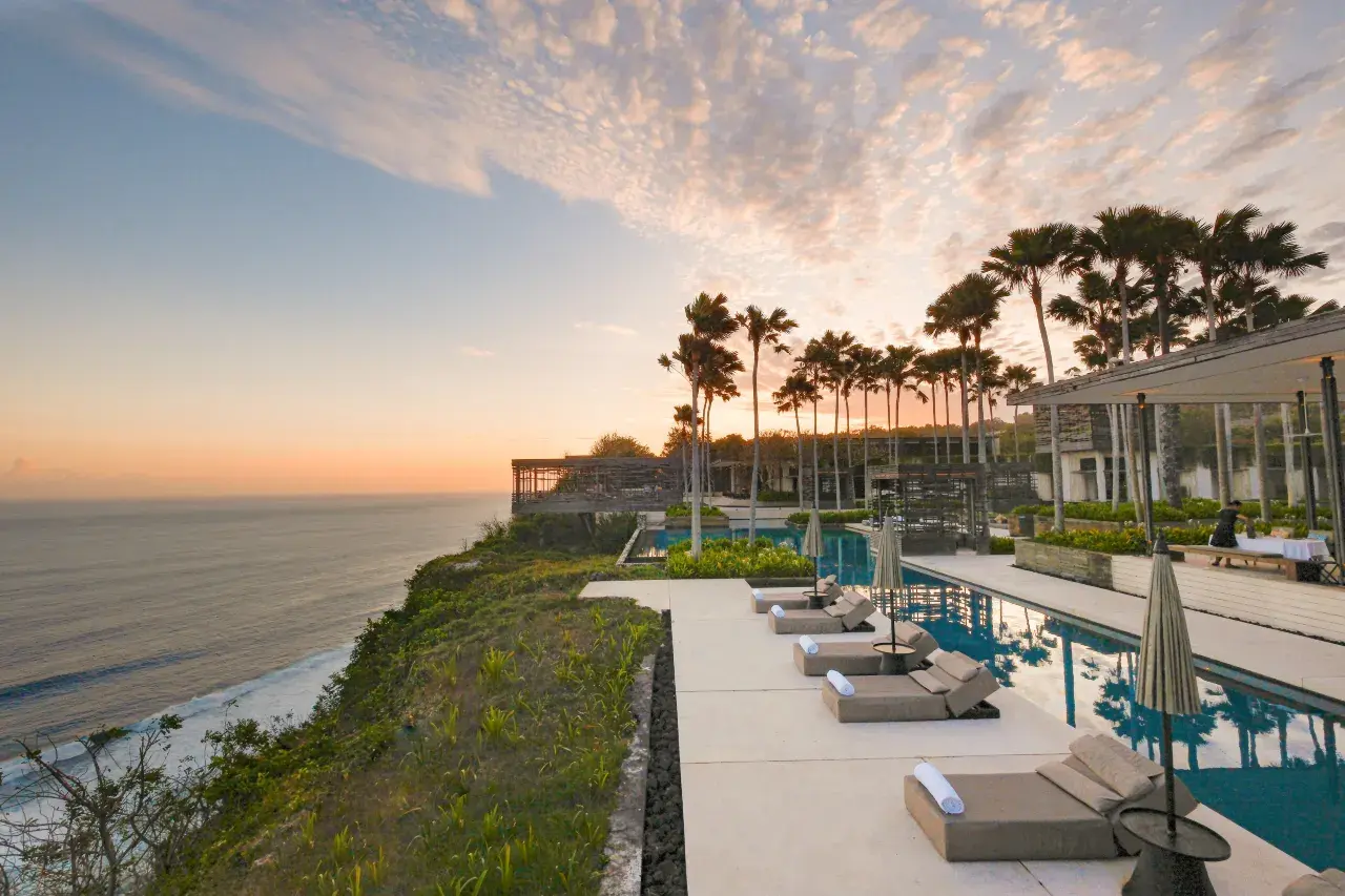 알릴라 빌라스 울루와뚜 절벽 위 현대적 건축 전경