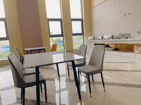 White Magnolia Hotel (Weihai Wendeng Kowloon City Branch) Отели рядом с достопримечательностью «Aodaliya Kunshilan Occupation Technology (Nan'an) College Weihai Branch»