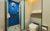 Shenyang Movie Hotel (Mix City Radio and TV Tower Night Market) - Romantic