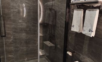 Fangchenggang Luming Homestay (Taohuawan Plaza)