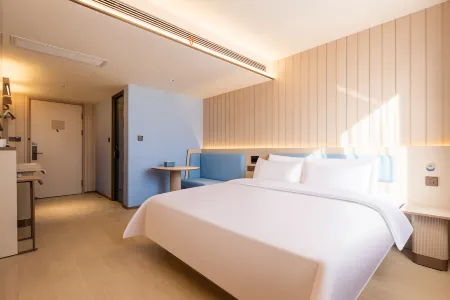 HanTing Hotel (Xinyang Huangchuan Xiya Heyue Square)