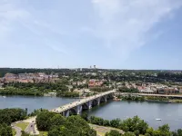 Le Méridien Arlington โรงแรมใกล้อนุสรณ์สงครามของกองทัพเรือสหรัฐฯ