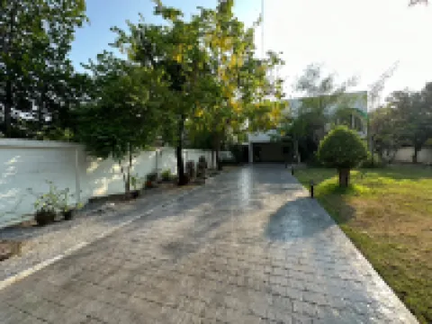Bangkok Cozy Garden Pool Villa Sukhumvit