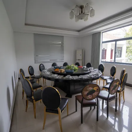 Changyang Meizheng Hotel (Qingjiang Jiuru Resort Area)