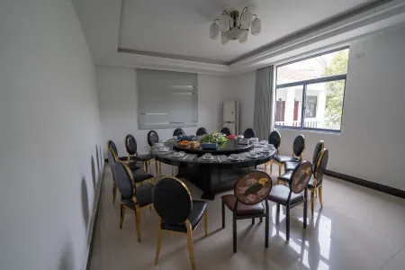 Changyang Meizheng Hotel (Qingjiang Jiuru Resort Area)