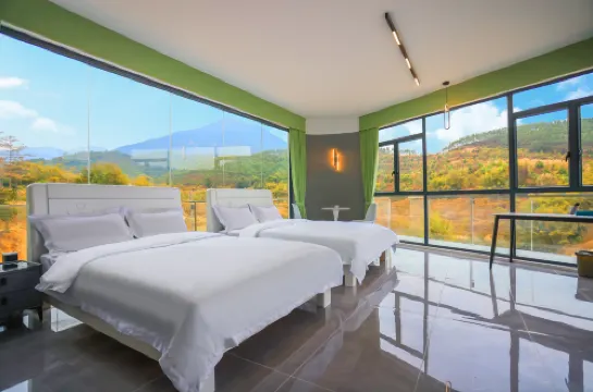 The castle at the foot of Wangjun Mountain