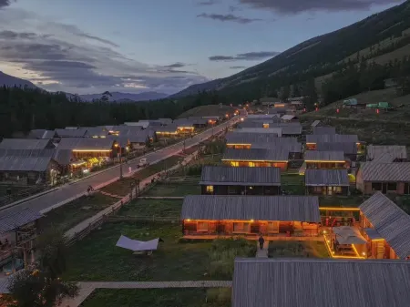 Sanwild Nature Resort Homestay (Kanas Old Village Branch) Отели рядом с достопримечательностью «Genghis Khan Point Sets»