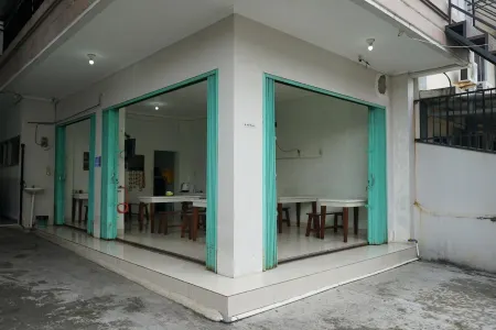 Griya Safitri Syariah Отели в г. Demang Lebar Daun