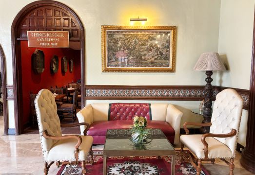 Camelot Hotel 외관