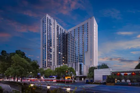 Wuhan Feiyue International Hotel (Guanggu Pedestrian Street Guanggu Square Subway Station Branch) Отели рядом с достопримечательностью «Wuhan University of Engineering, College of Posts, Telecommunications and Information Engineering (Academy of Posts and Sciences Branch)»