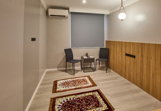 Go Hotels Plus Bacolod의 모던한 객실 내부