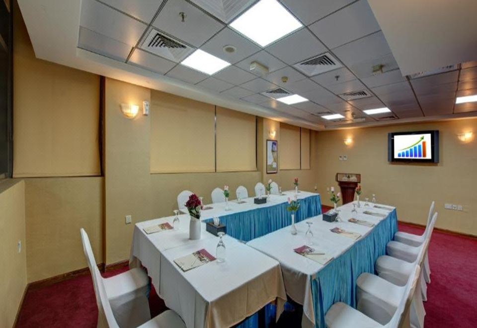 [Sunday Sharjah Aparthotel의 깔끔한 로비 모습]