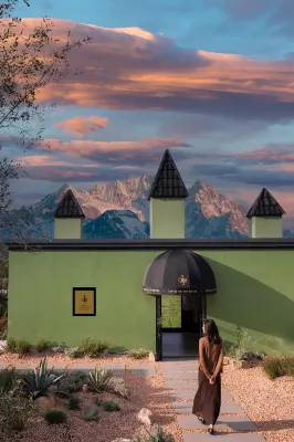 ShuHe Old Town LinQiGuYin Panoramic Snow View Hotel and Gallery