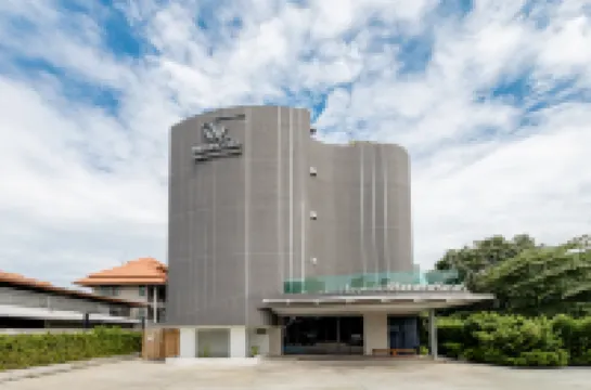 WE HOTEL RIVERFRONT Hotel berhampiran Wat Pracha Rabuetham