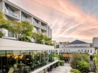 Renaissance Paris Arc de Triomphe Hotel โรงแรมใกล้อเวนิว เดส์ แตร์น